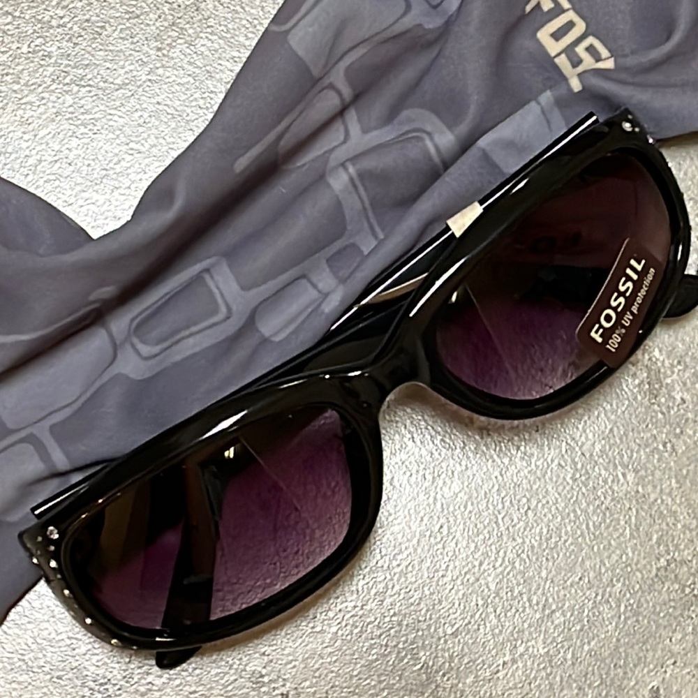 Woman’s Fossil sunglasses brand new with tags Daisy Black